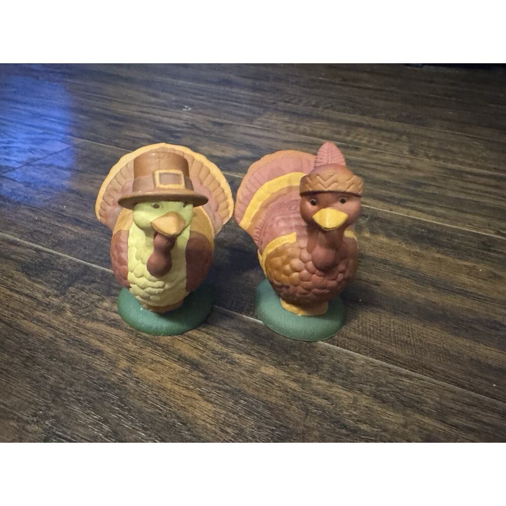 Vintage Lot of Small Plastic Thanksgiving Holiday Pilgrim Turkey Salt & Pepper